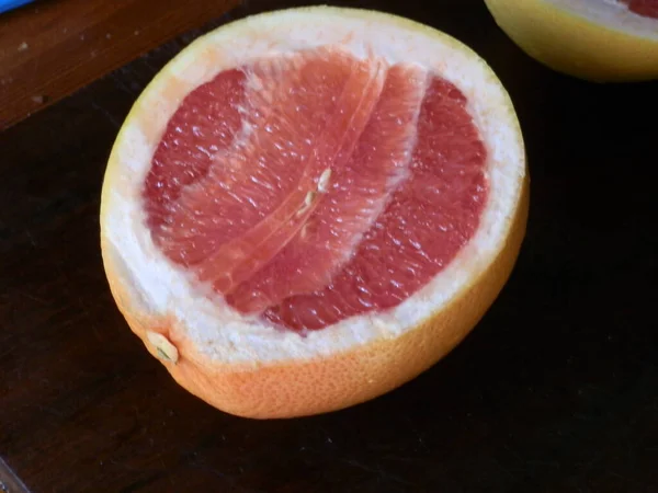 Red Cut Grapefruit Fruit Eating — Zdjęcie stockowe