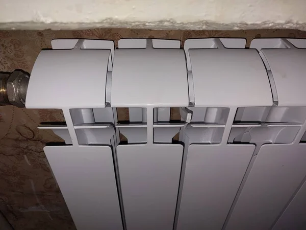 Установленные Металлические Радиаторы Отопления Гостиной Квартире — стоковое фото
