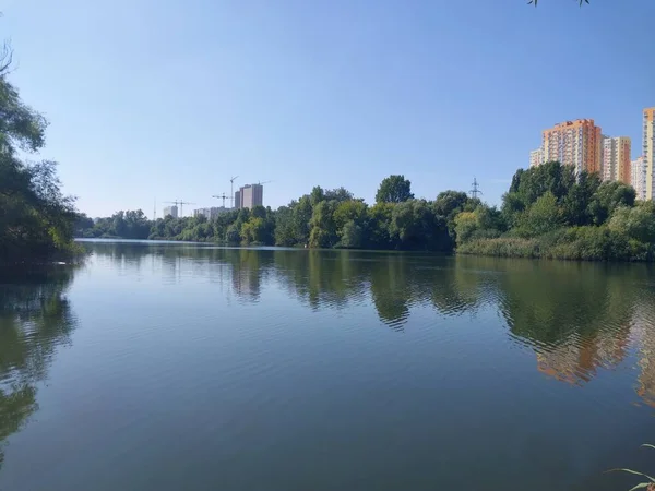 Lago Velho Borda Uma Área Residencial Cidade — Fotografia de Stock