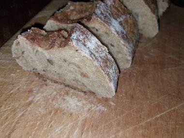 Filizlenmiş ekmek, kesilmiş ve ahşap bir standın üzerine konmuş.