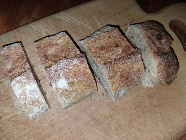 Pão Brotado Cortado Colocado Suporte Madeira — Fotografia de Stock