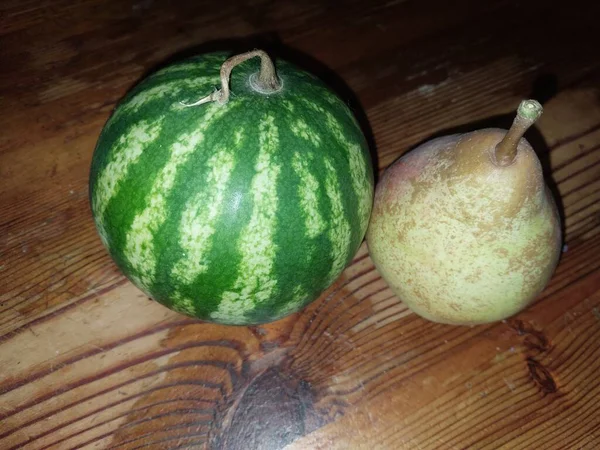 Una Pequeña Sandía Verde Creció Una Casa Campo Verano — Foto de Stock