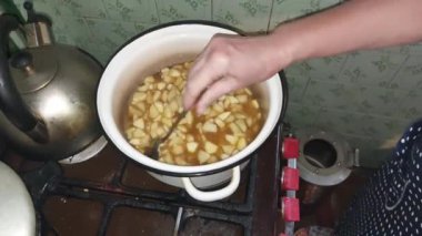 Meyve güvecinden reçel üretimi