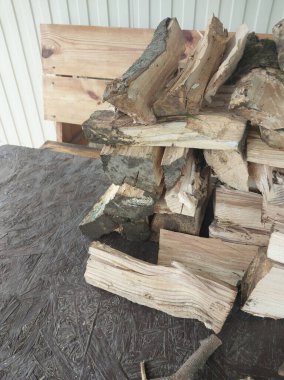 Kış için odun topluyorum.