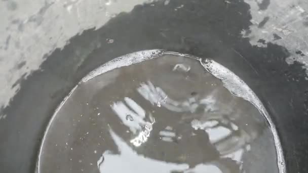 Eau Pluie Qui Coule Drain Dans Seau — Video