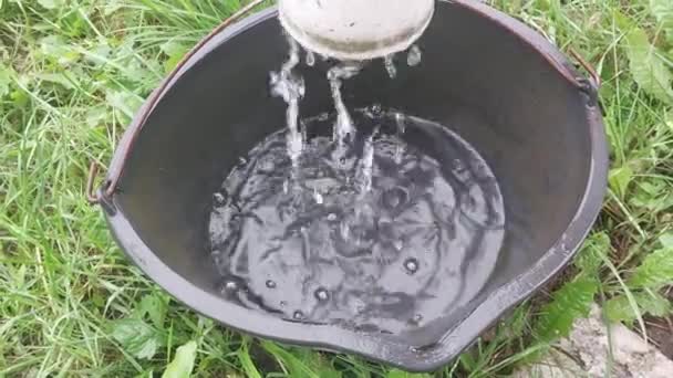 Βρόχινο Νερό Που Στάζει Από Μια Αποχέτευση Έναν Κουβά — Αρχείο Βίντεο