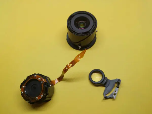 部品の分解とデジタルカメラの修理 — ストック写真