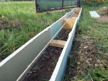 Çit için bir striptiz temeli inşaatı