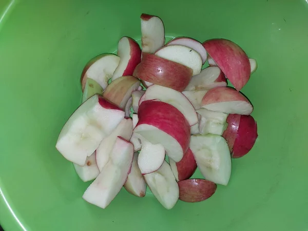 Μήλα Για Τον Τεμαχισμό Και Την Προσθήκη Χυμού — Φωτογραφία Αρχείου