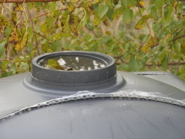 Su tankının kapağına döküldü.