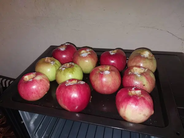 在烤箱里烤苹果 — 图库照片
