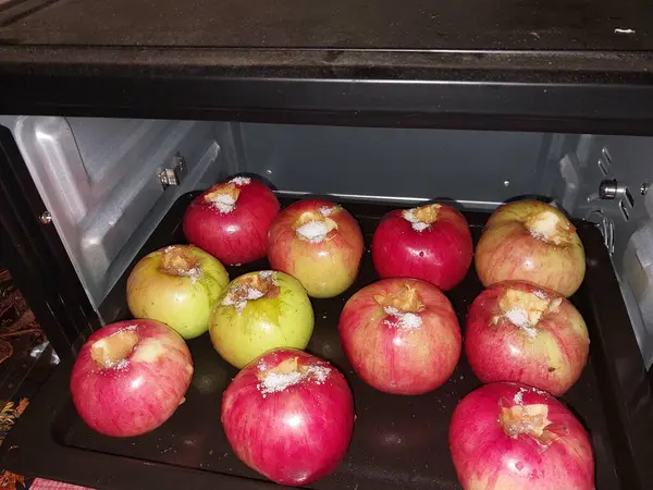 オーブンで焼いたリンゴ — ストック写真