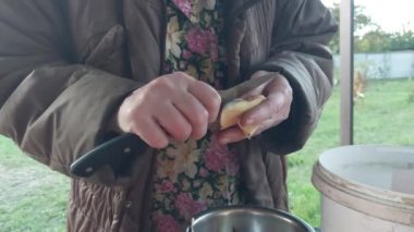 Yemek pişirmek için orman mantarlarını temizliyorum.