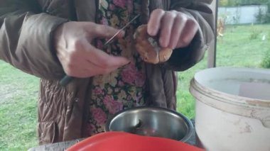 Yemek pişirmek için orman mantarlarını temizliyorum.