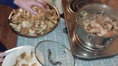 Pişirmek için yabani mantar dilimliyorum.