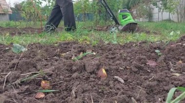 KYIV OBLAST, UKRAINE - OKTOBER 02, 2022: Elle çalışan bir elektrikli ekiciyle yatakların ekimi