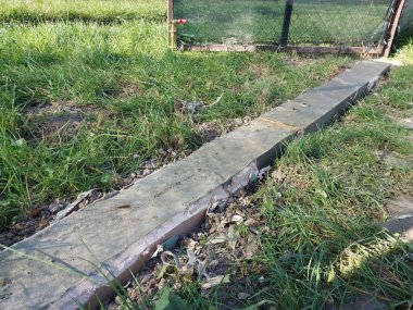 Yalıtım malzemesi olarak beton temele sıvı ziftlenir.