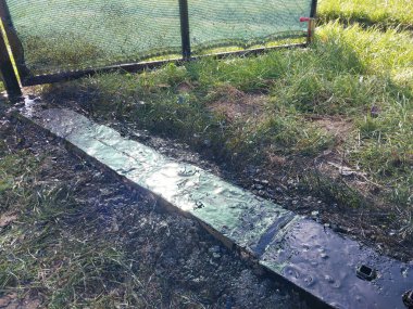 Yalıtım malzemesi olarak beton temele sıvı ziftlenir.