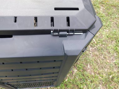 Bahçedeki gübre üretimi ve depolaması için plastik tank.