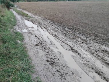Köydeki bir tarlada yağmur ve traktörün bıraktığı izler.
