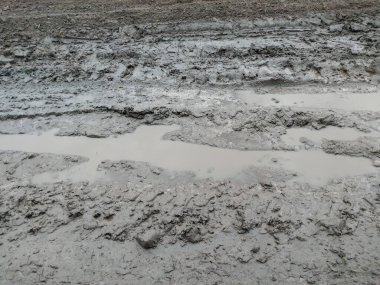 Köydeki bir tarlada yağmur ve traktörün bıraktığı izler.