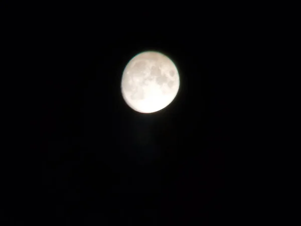 在村子里的满月之夜 — 图库照片