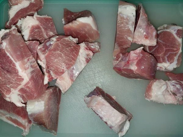 Pezzi Carne Tritata Grossolanamente Trovano Tavolo — Foto Stock