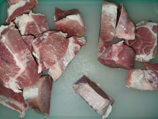 Partes Carne Grosseiramente Cortada Estão Uma Mesa — Fotografia de Stock