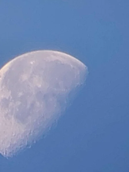 Poranny Księżyc Niebieskim Niebie — Zdjęcie stockowe