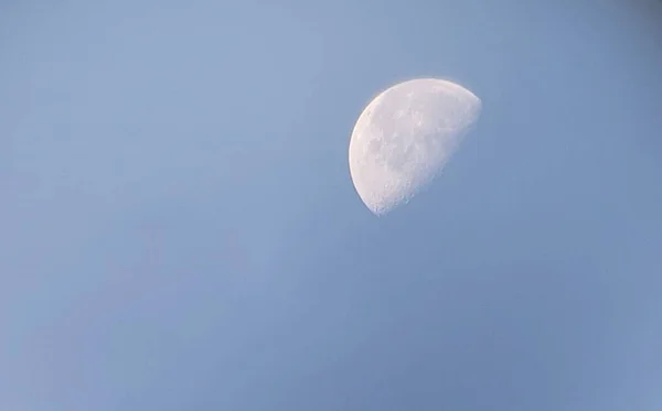 清晨月亮在蓝色的天空中 — 图库照片