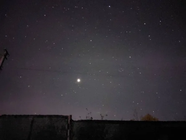 Céu Estrelado Noite Brilhante Uma Aldeia — Fotografia de Stock