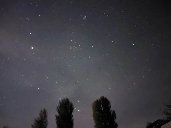 Φωτεινός Νυχτερινός Έναστρος Ουρανός Στο Χωριό — Φωτογραφία Αρχείου