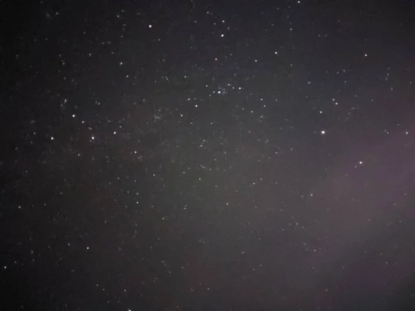 Φωτεινός Νυχτερινός Έναστρος Ουρανός Στο Χωριό — Φωτογραφία Αρχείου