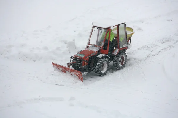 A tisztáson egy közúti snowplow — Stock Fotó