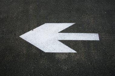 siyah asfalt yol üzerinde beyaz ok