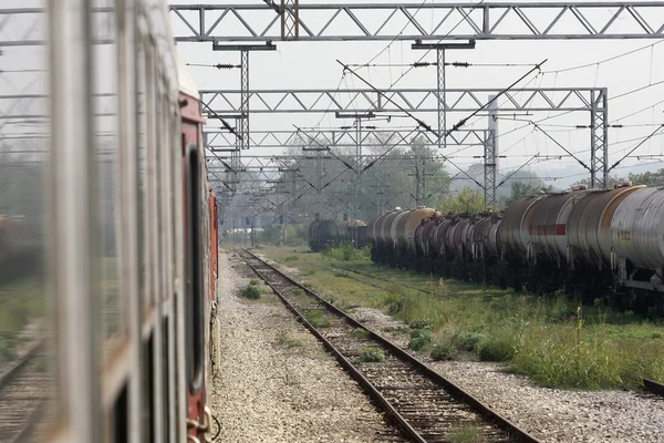 Uitzicht vanaf de trein en kijk in de transports tanks en wagons — Stockfoto