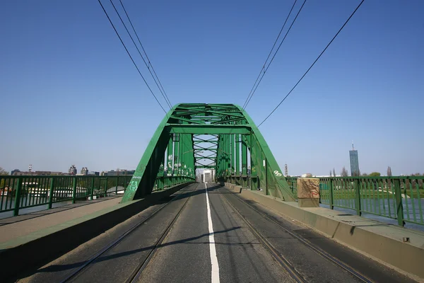 Arabalar ve tramvaylar tramvay için çelik köprü — Stok fotoğraf