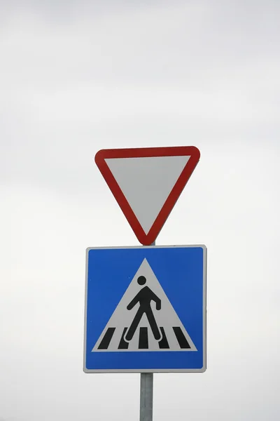 Дорожный знак для пешеходного перехода зебры — стоковое фото