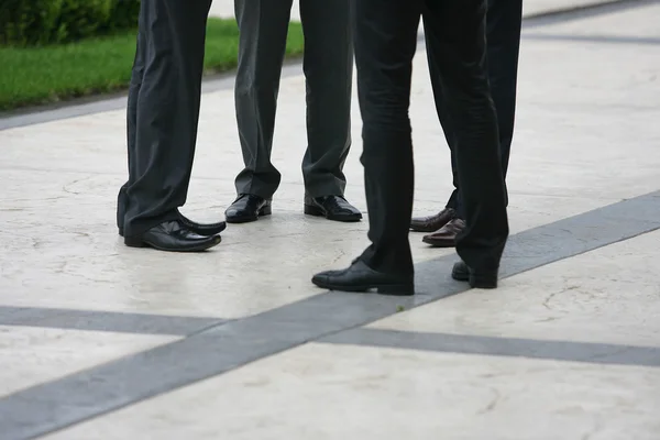 Empresário no fundo do escritório. O homem de negócios moderno. homem de negócios sapatos — Fotografia de Stock