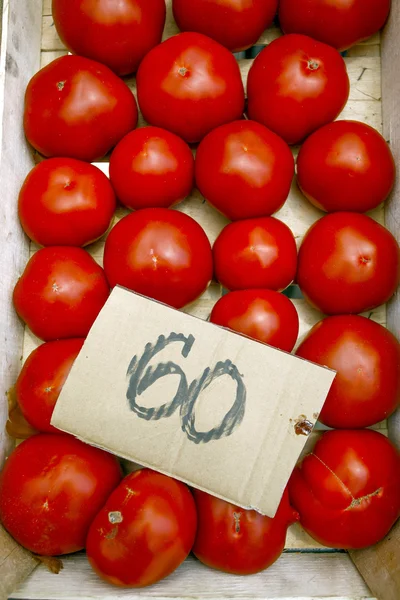 Färska tomater med priset på marknaden — Stockfoto