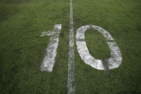 Линия 10 ярдов на американском футбольном поле — стоковое фото