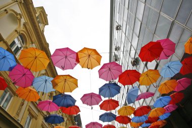 şemsiyeler farklı renklerde