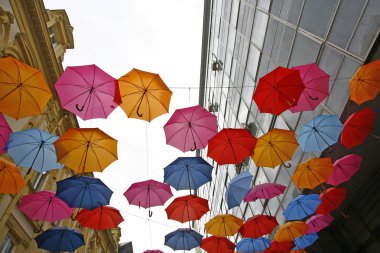 şemsiyeler farklı renklerde