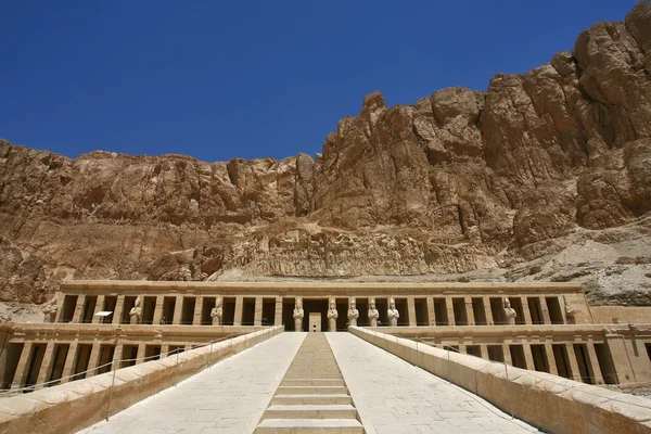 Tempio funerario di Hatshepsut, vicino alla Valle dei Re, a Luxor, Egitto . — Foto Stock