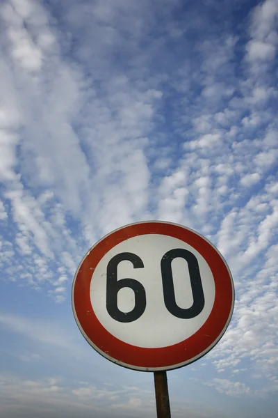 Límite de velocidad de canto de carretera en sesenta — Foto de Stock