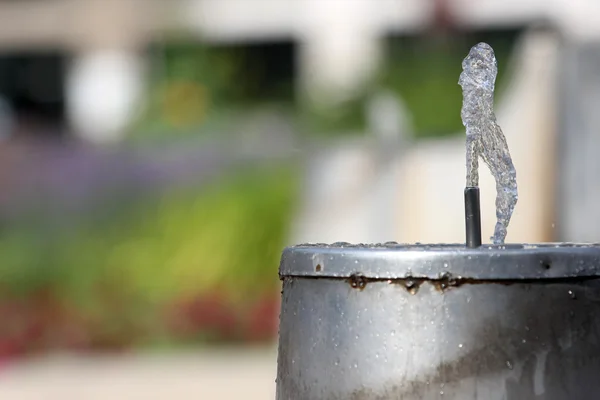 Calore e acqua rinfrescante dal rubinetto — Foto Stock