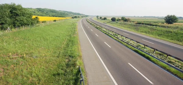 Route par beau temps ensoleillé — Photo