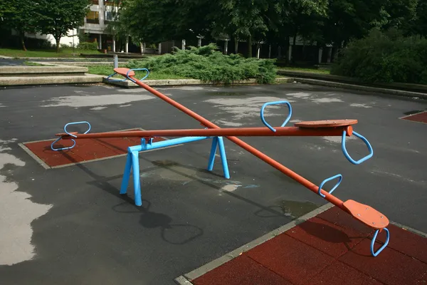 Kinder Speeltuin kind wippen wankelen op zomer kinderen speelplaats — Stockfoto