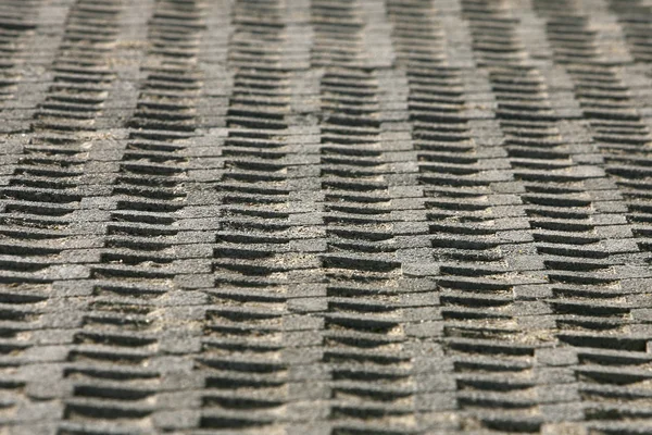 O fragmento de um caminho de pavimento Pedra de pavimentação com furos — Fotografia de Stock