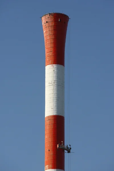 De pijpen van warmte station in de zomer — Stockfoto